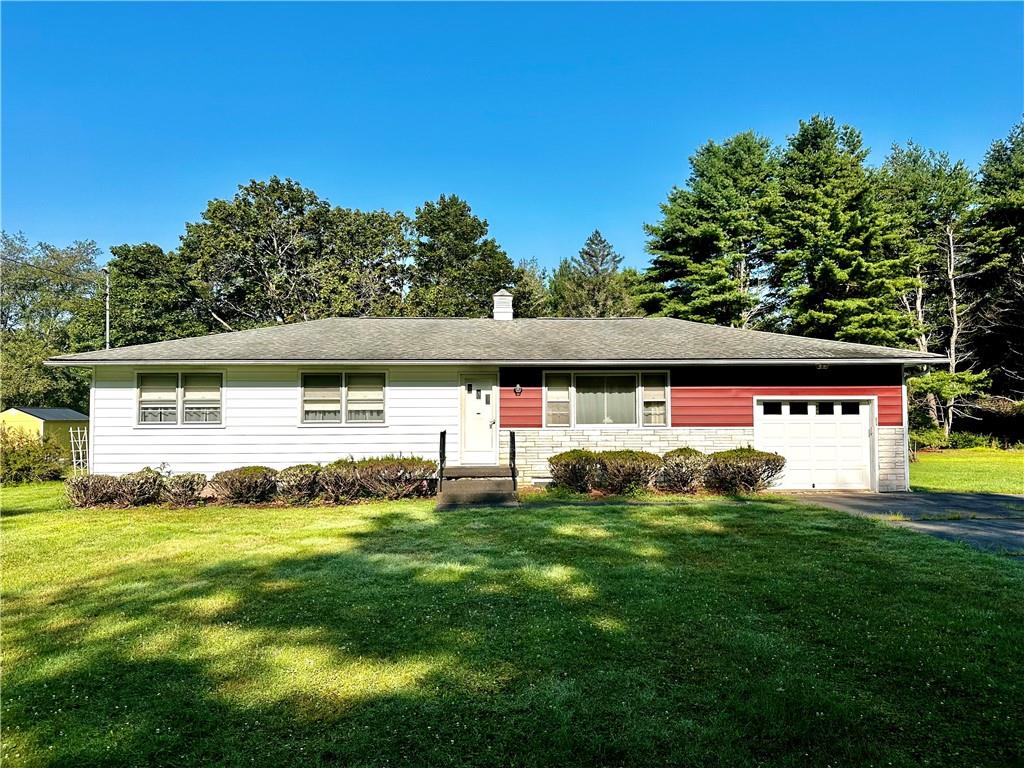 a view of a house with a yard