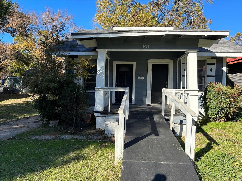 a view of house with backyard porch and furniture