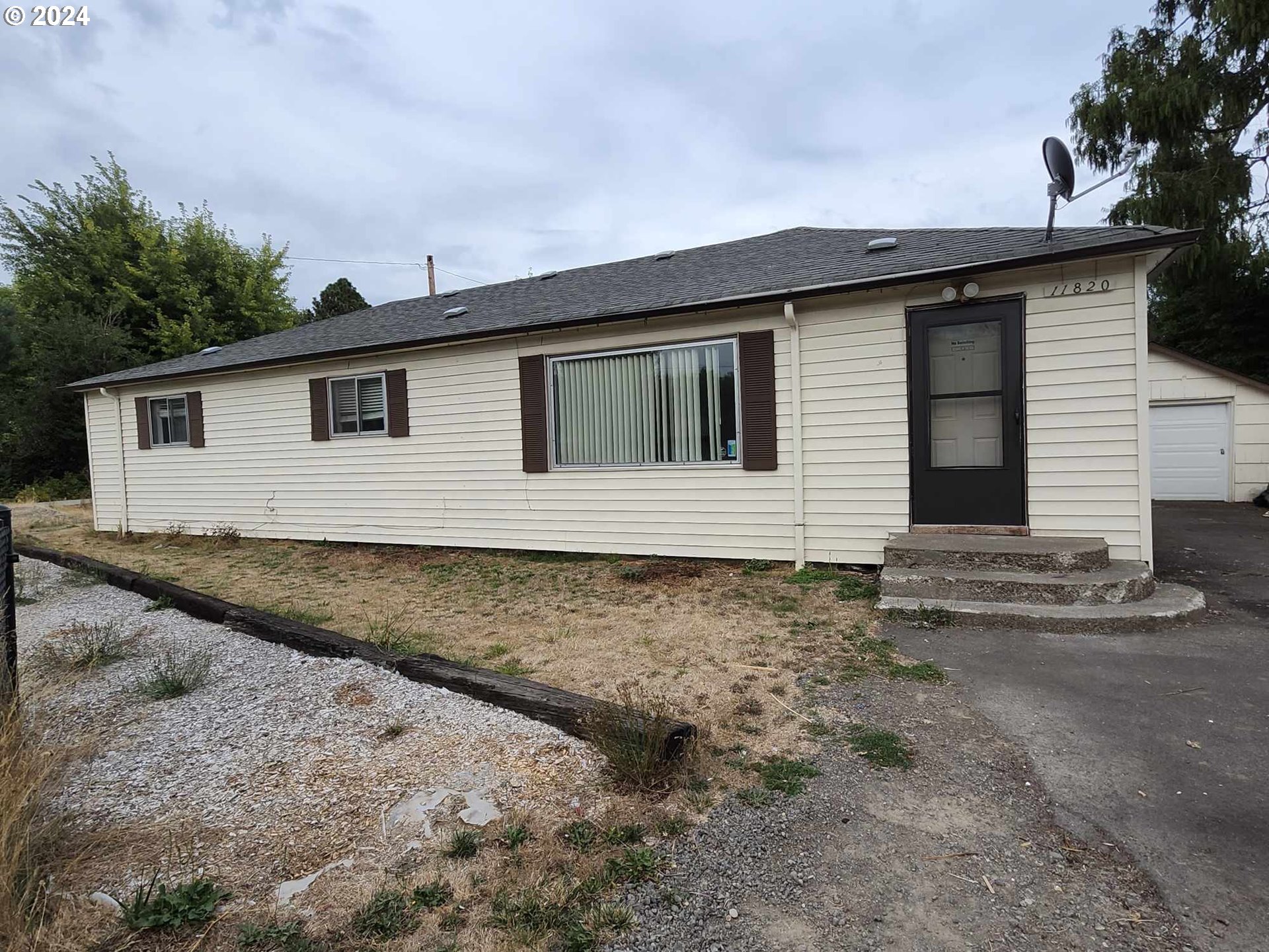 a view of a house with a backyard