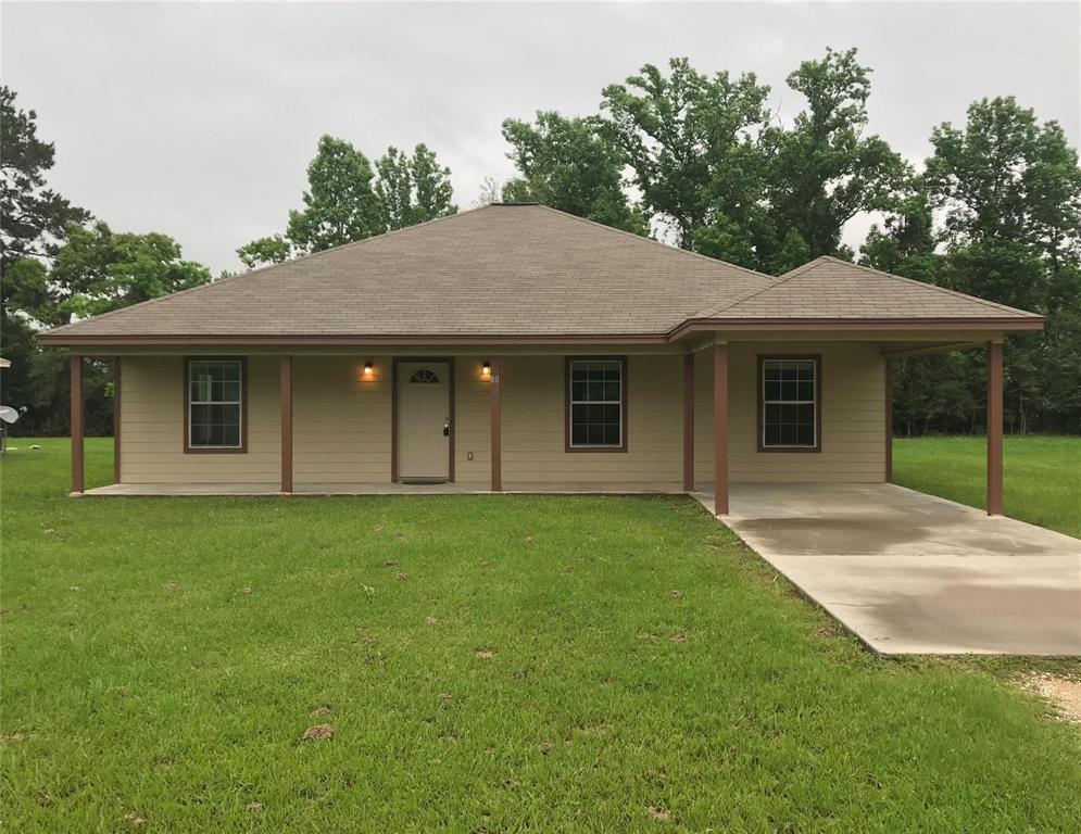 View of front facade with a front yard