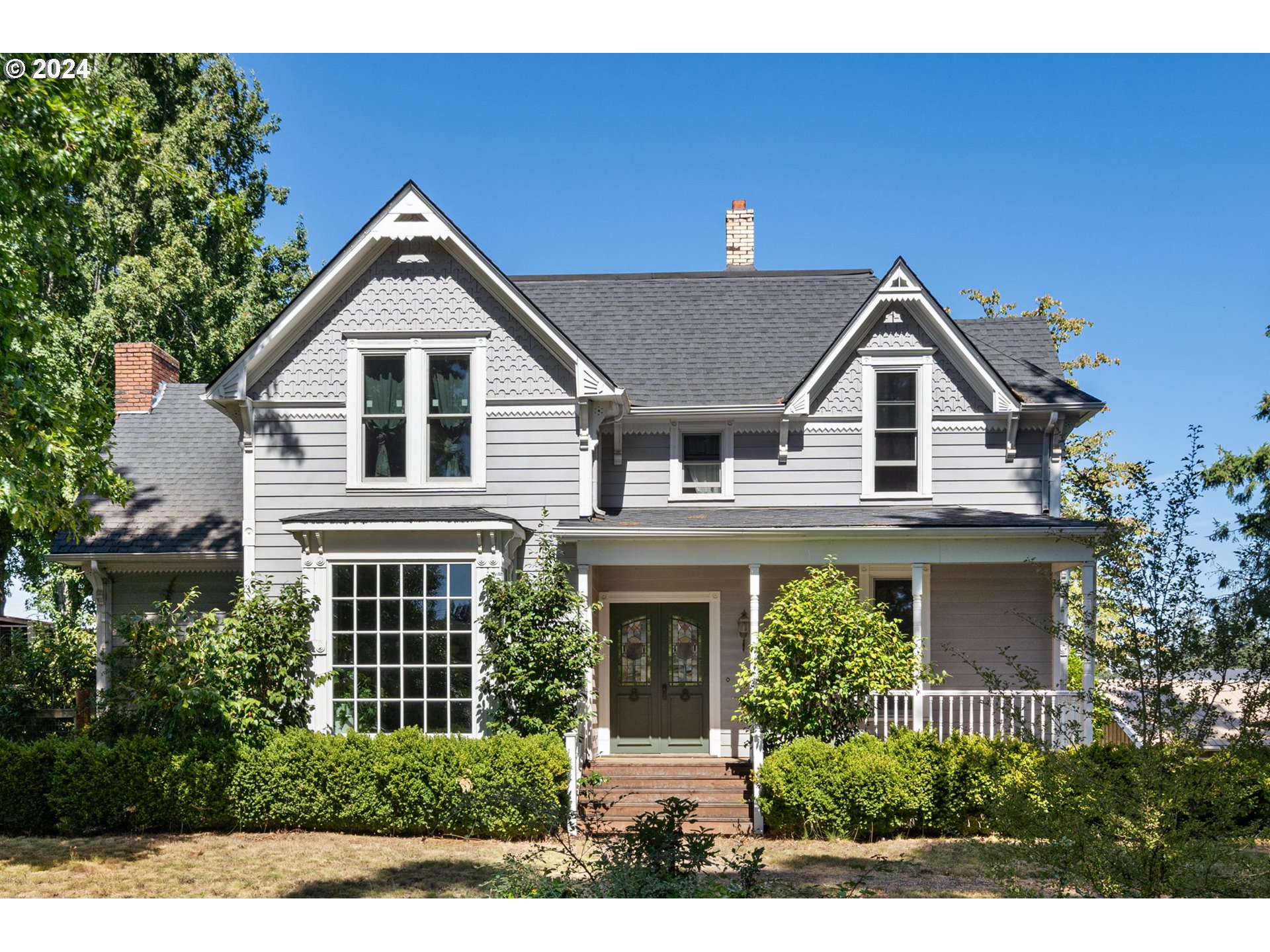 a view of a yard in front of house