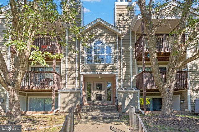 $249,900 | 206 Water Fountain Court, Unit 202 | Cromwell Fountain