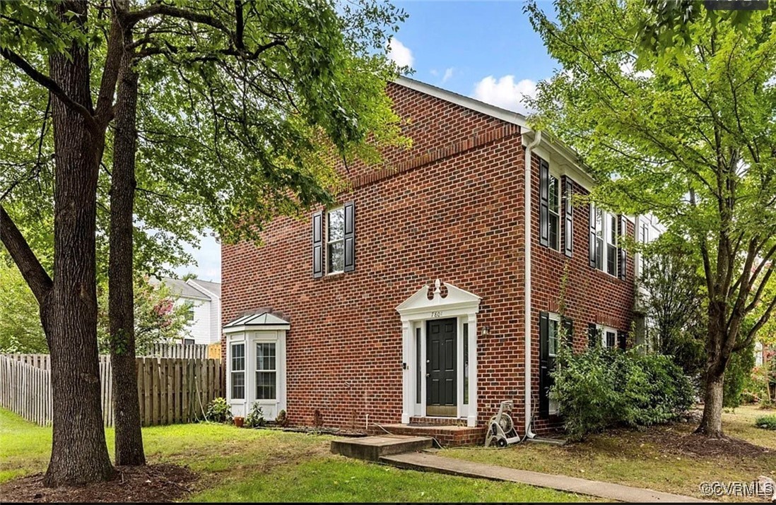 Beautiful brick  end unit with side entry