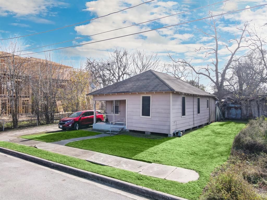 a view of a yard in front of house