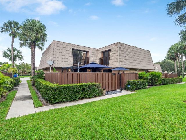 $279,900 | 5825 58th Way | The Villages of Palm Beach Lakes