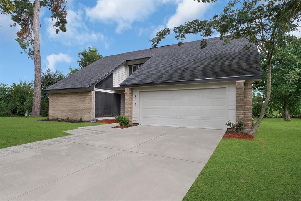 front view of house with a yard