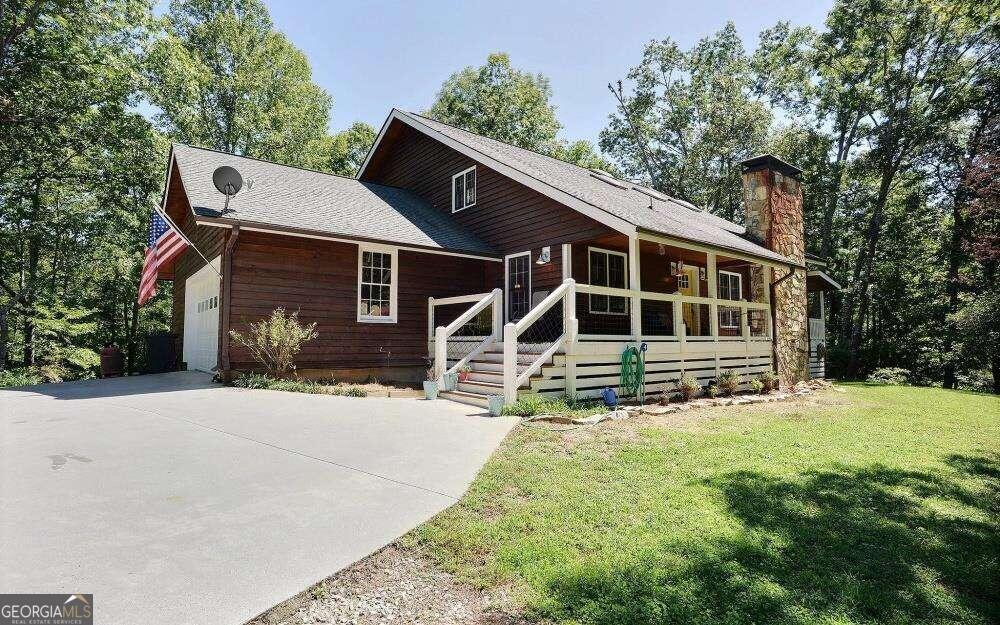 a view of a house with a yard