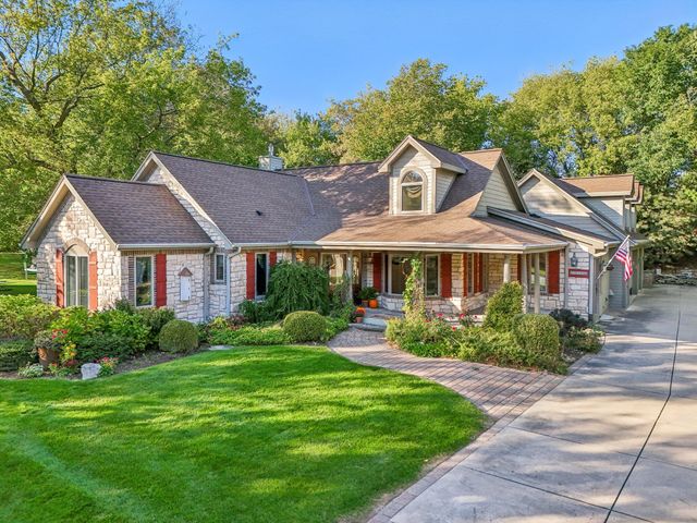 $649,900 | N73W24346 Ridgewood Road | Centennial Oaks