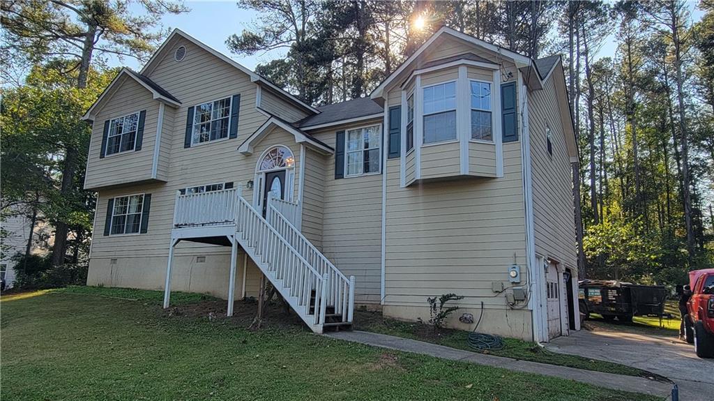 a view of a house with a yard