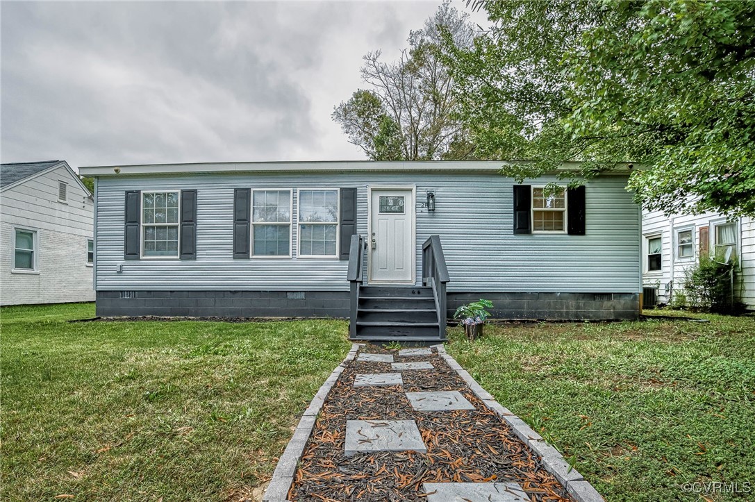 Manufactured / mobile home with a front yard