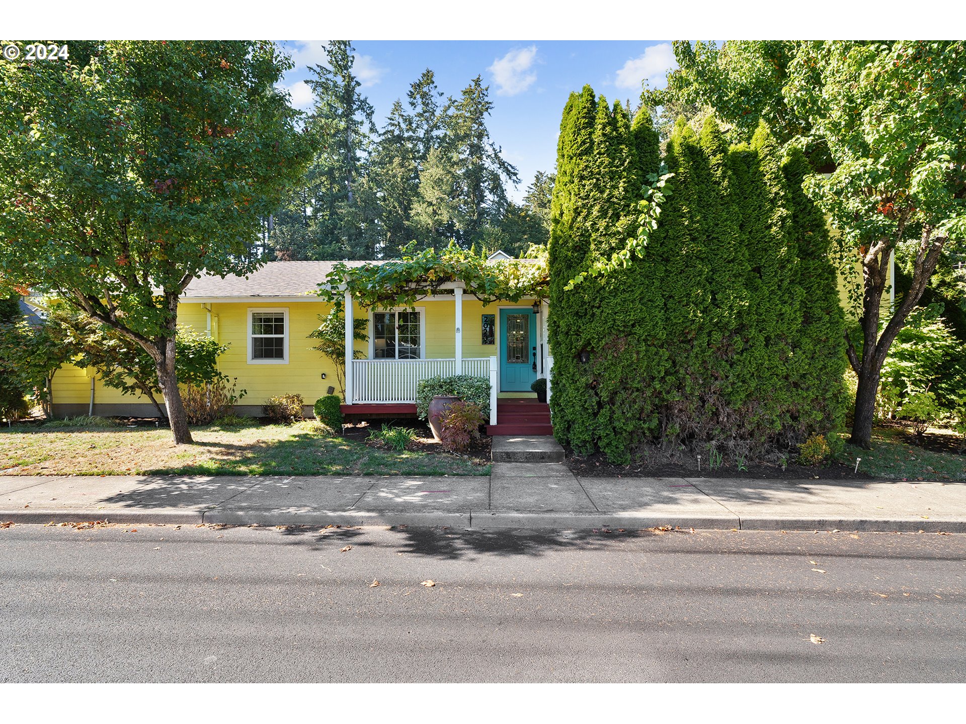 a view of a house with a yard