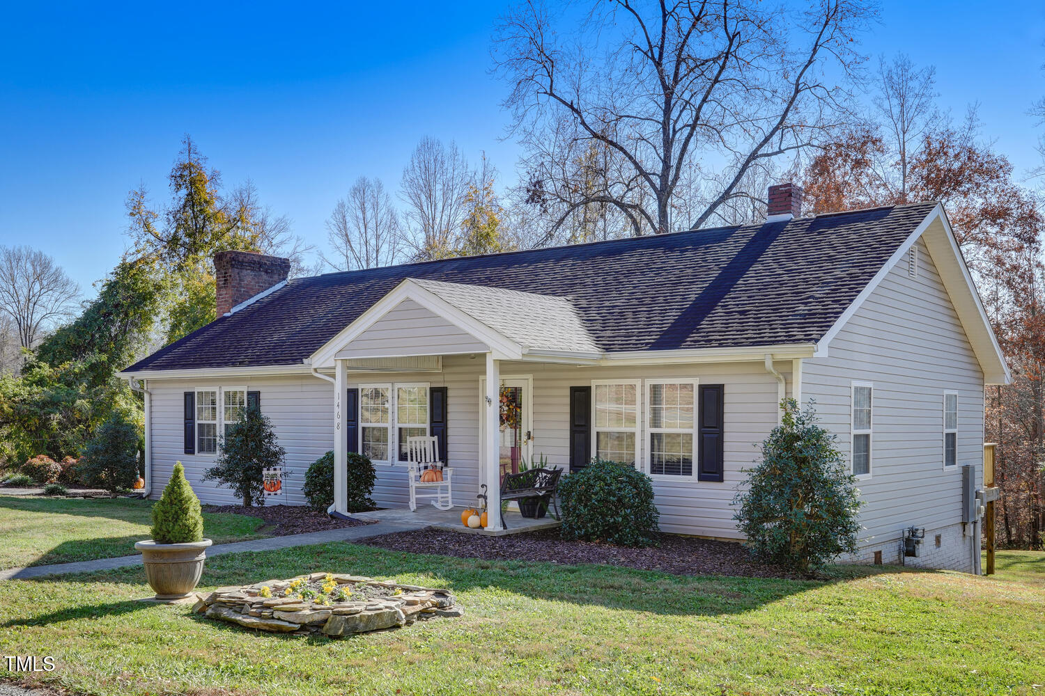 a view of a yard in front of house