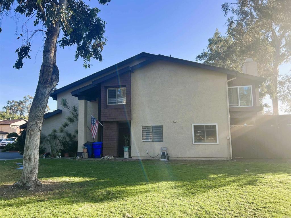 a view of a house with a yard