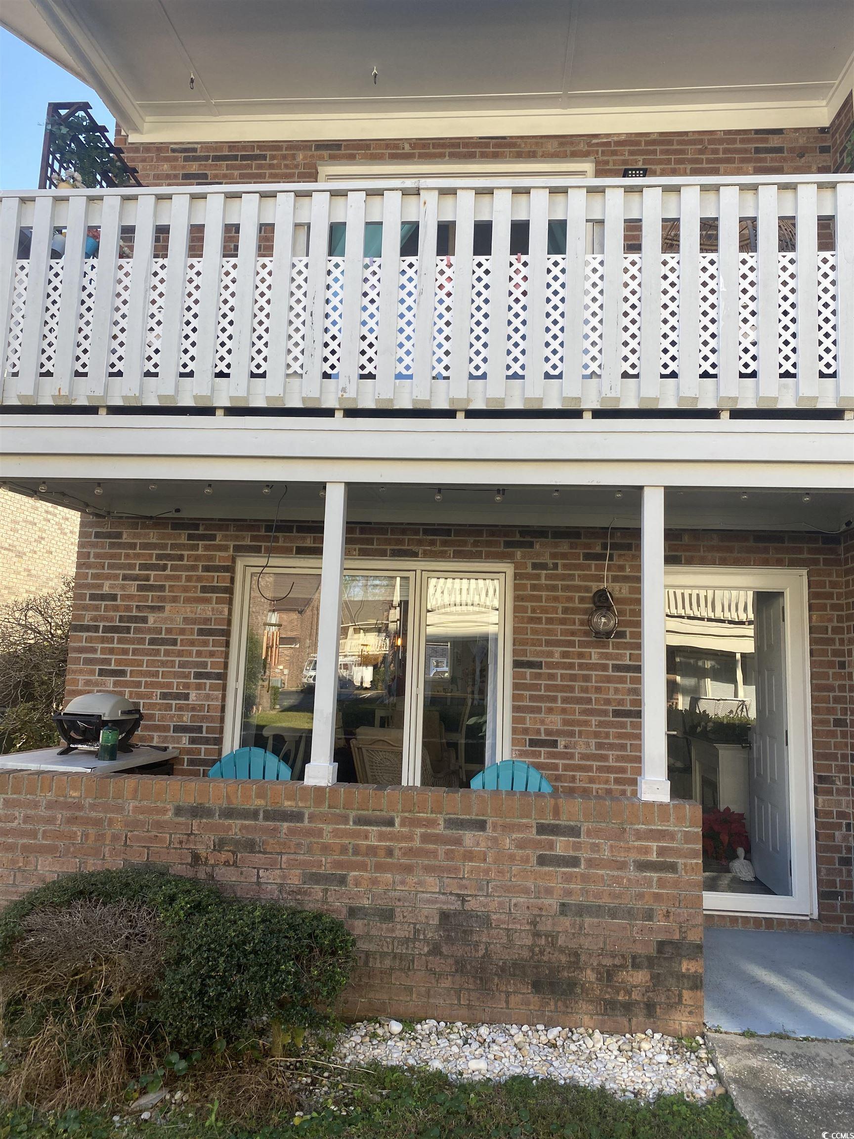 Property entrance featuring a balcony