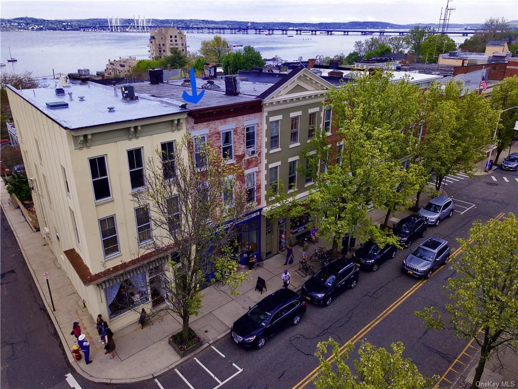 Birds eye view featuring a water view