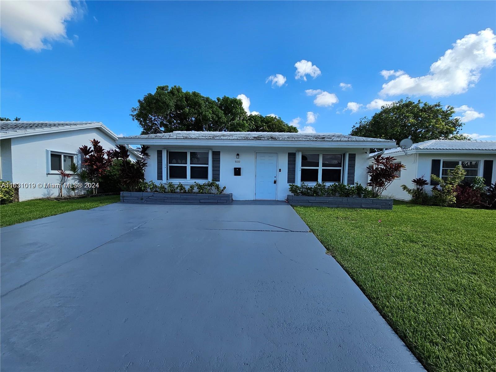 a view of house with a yard