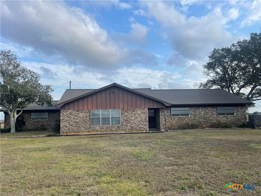 a view of a house with a yard