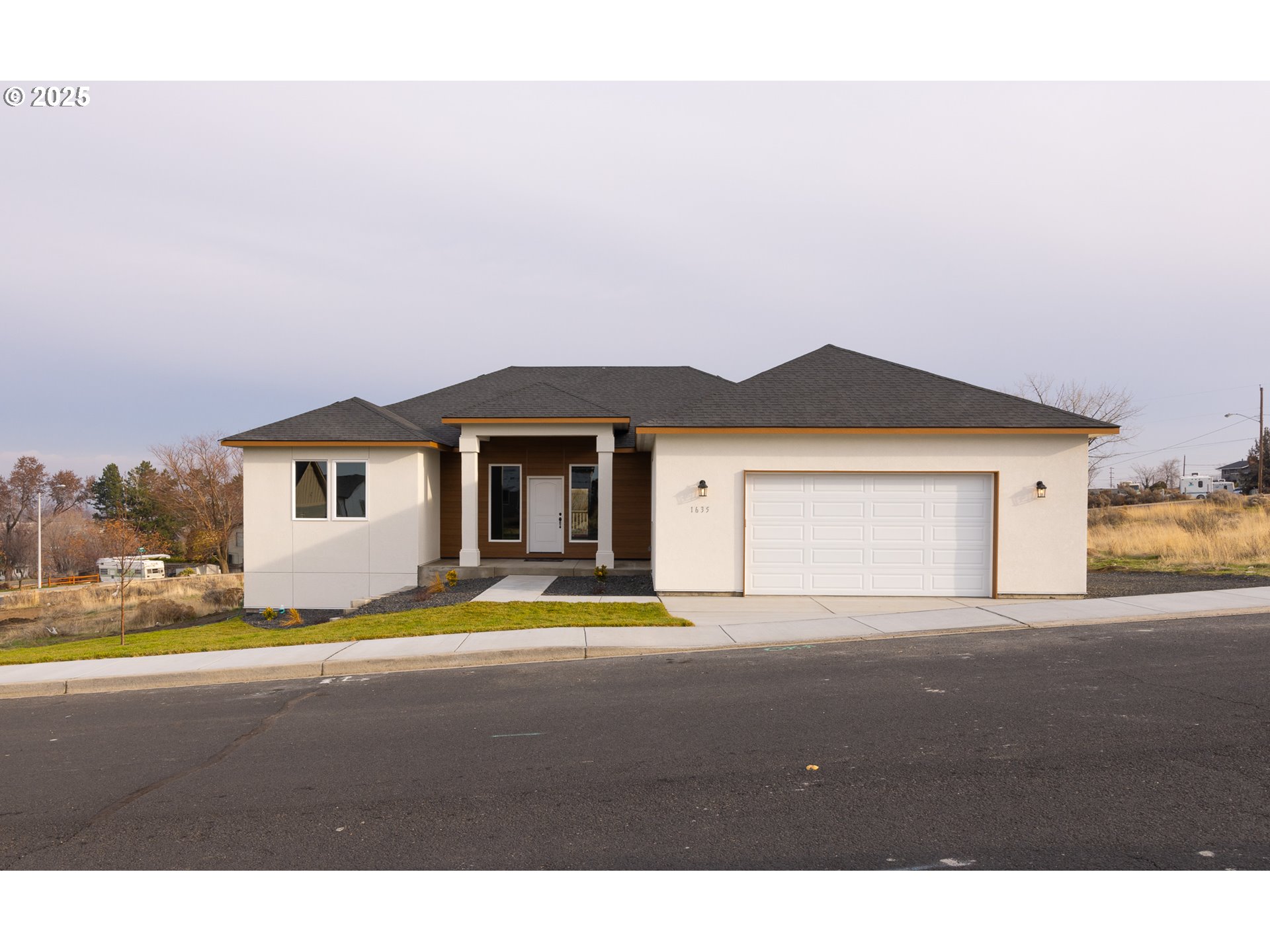 a view of house and outdoor space