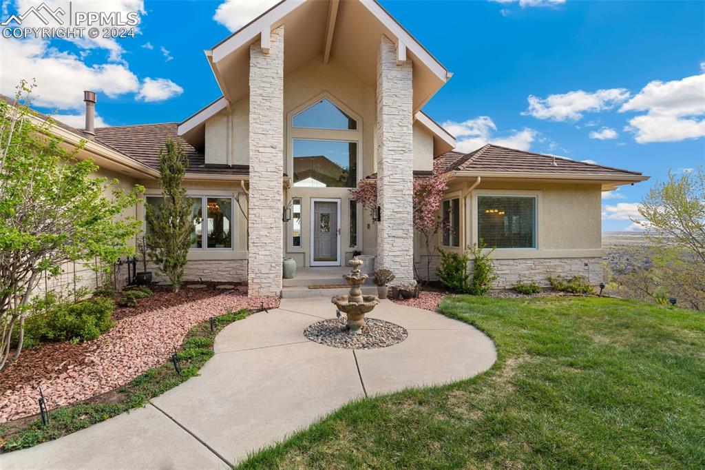 View of front of home featuring a front yard