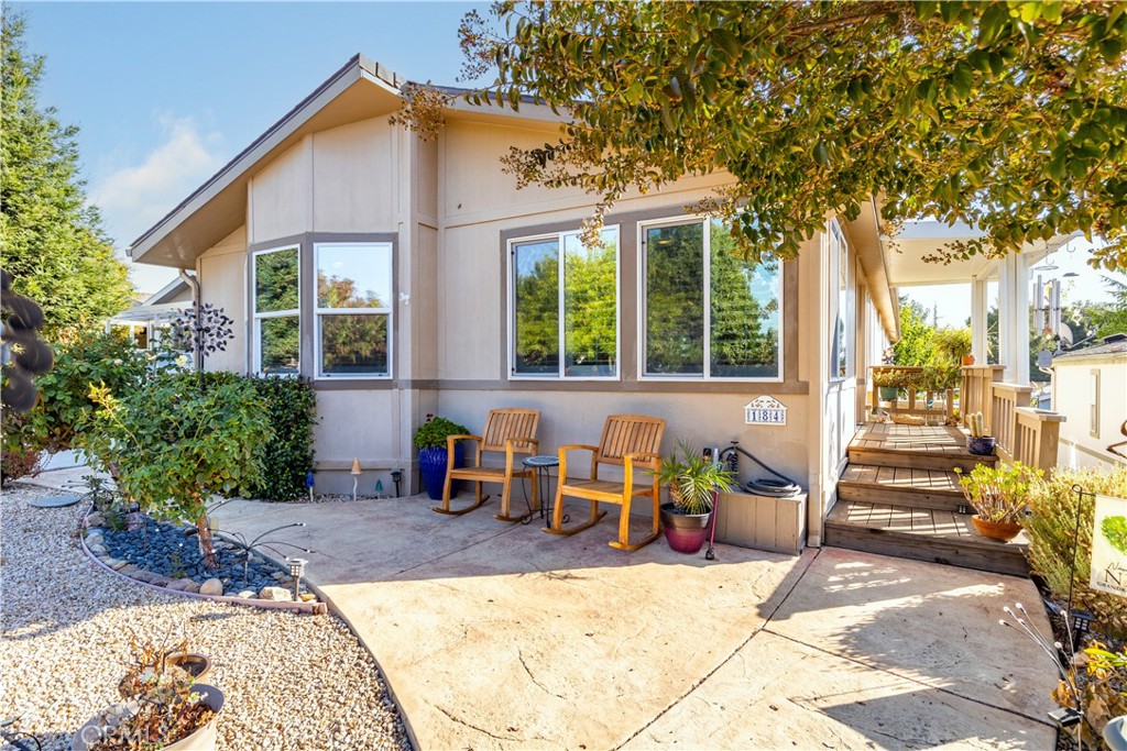 Wonderfully updated manufactured home featuring 1525 sf, 3 bedrooms and 2 bathrooms.