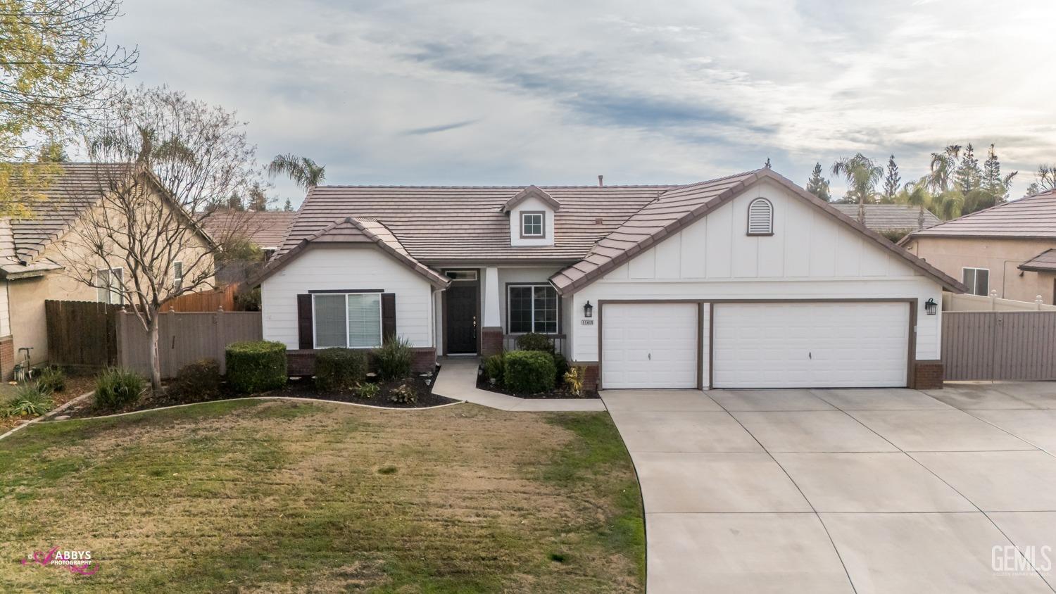 Beautiful home in the NW - 3car, RV parking plus pool/spa