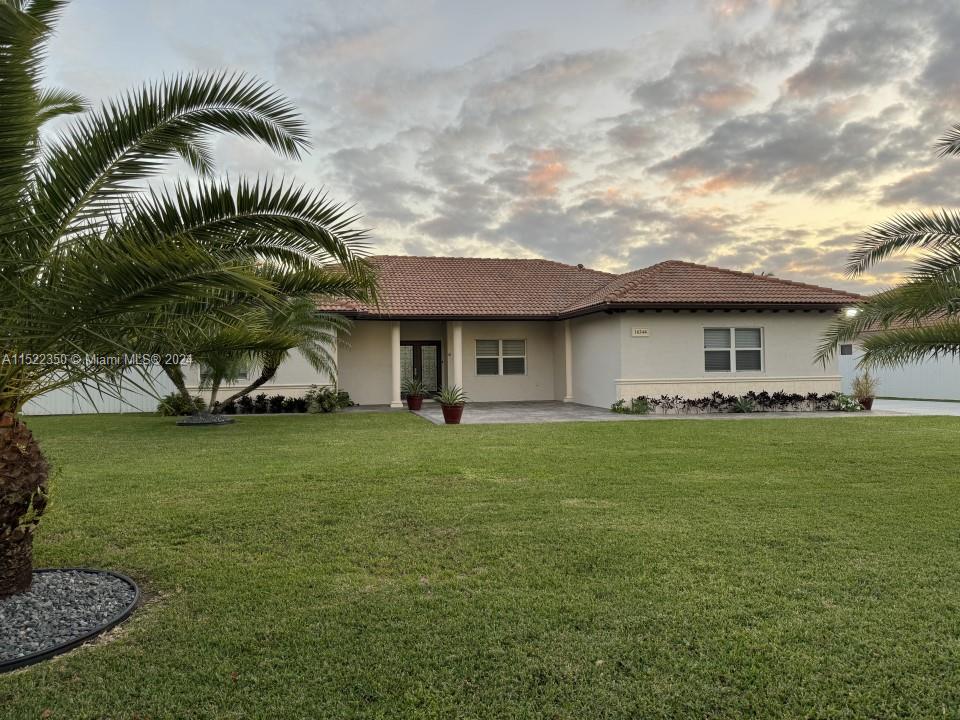 a view of a house with a yard