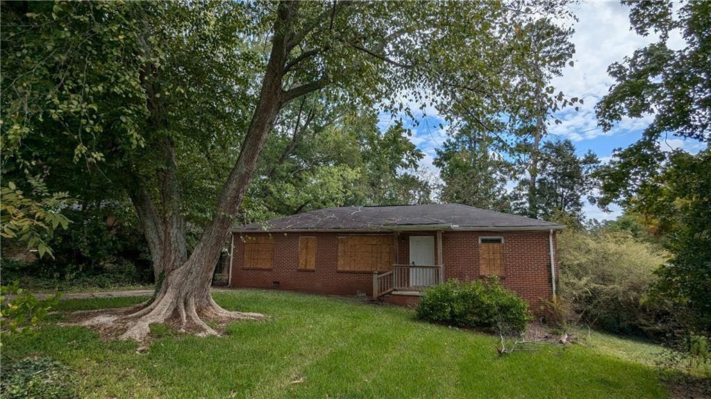 a view of a house with a yard