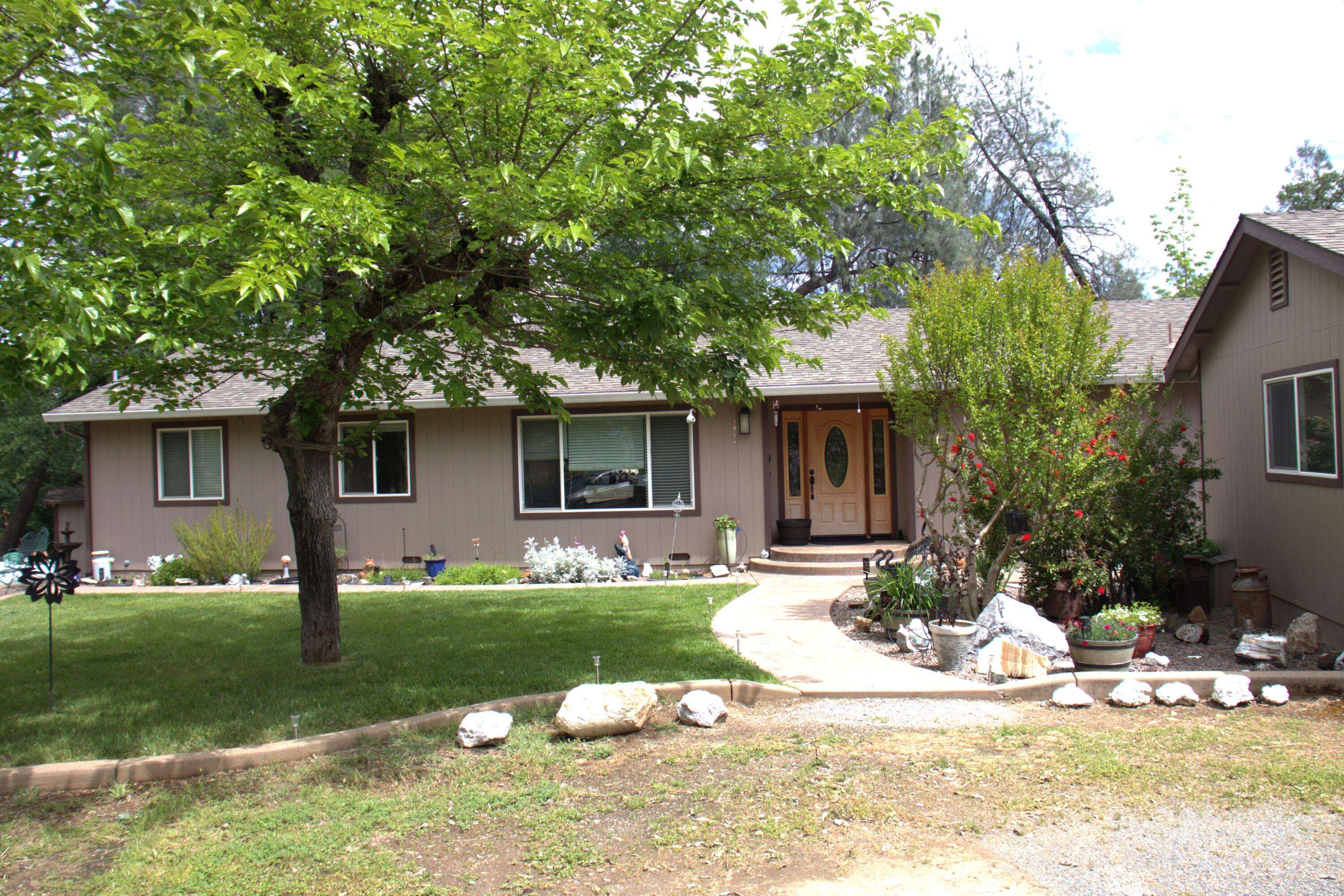 a view of a house with backyard and sitting area