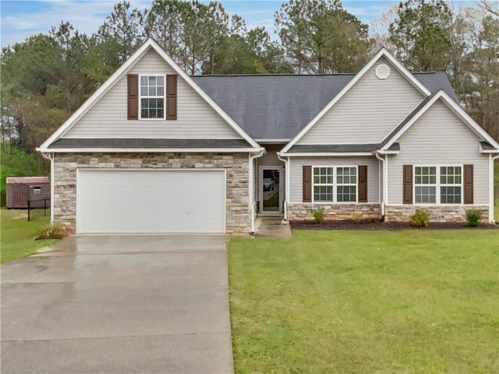 a view of a yard in front of house