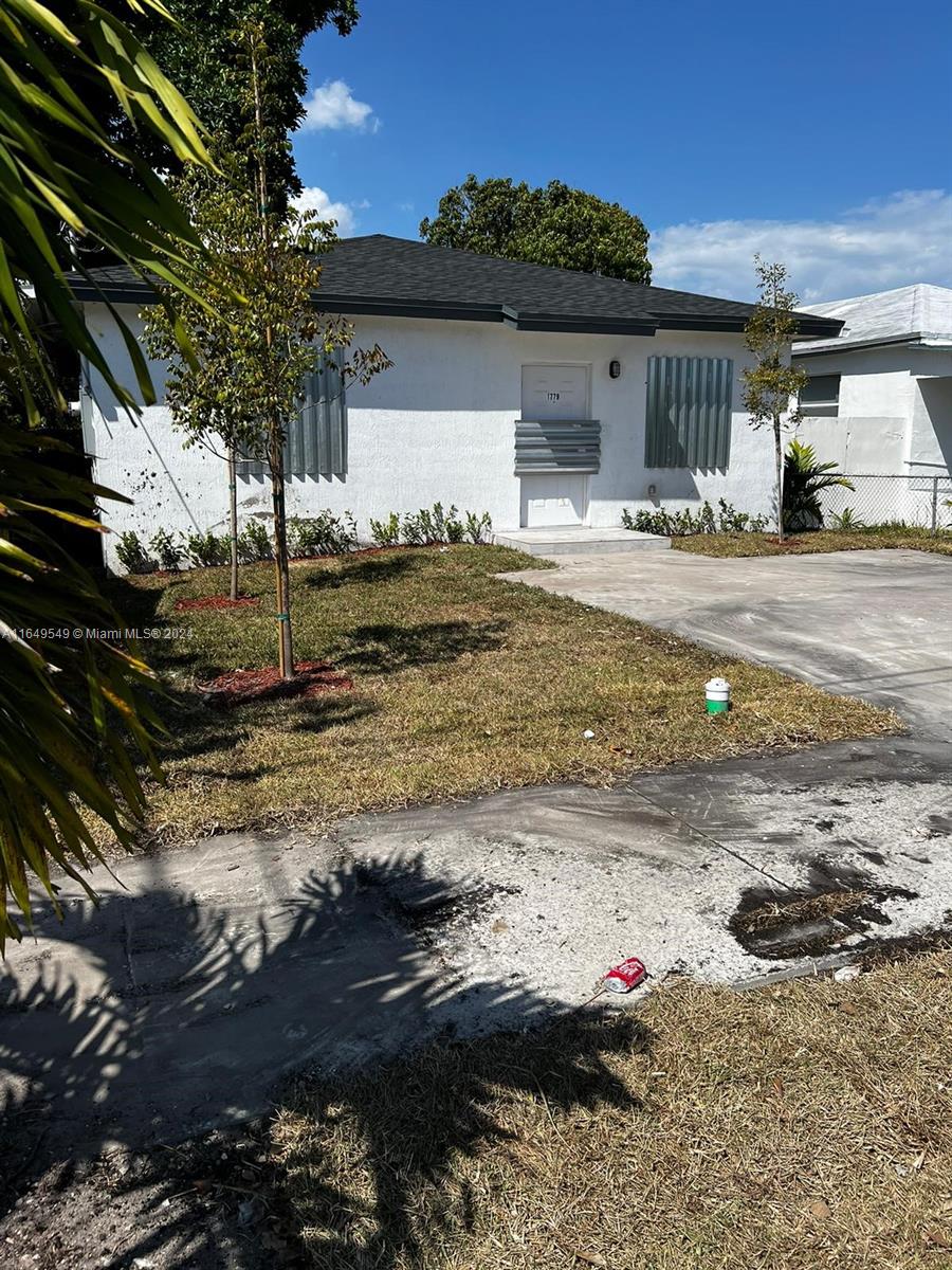 a view of back yard of the house