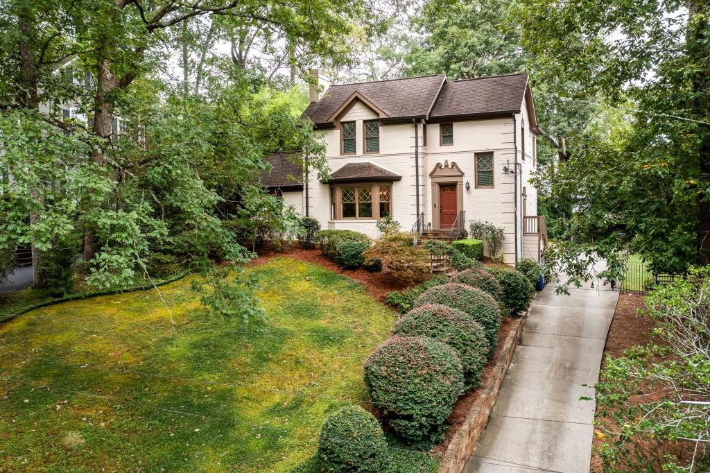 a view of a house with a yard