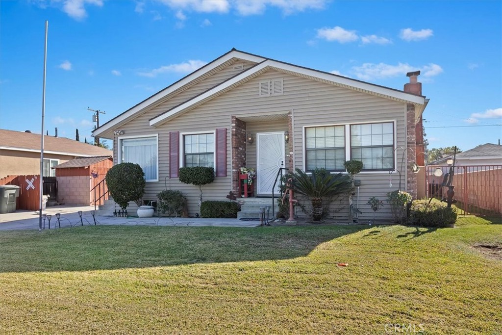 a view of a house with backyard and porch