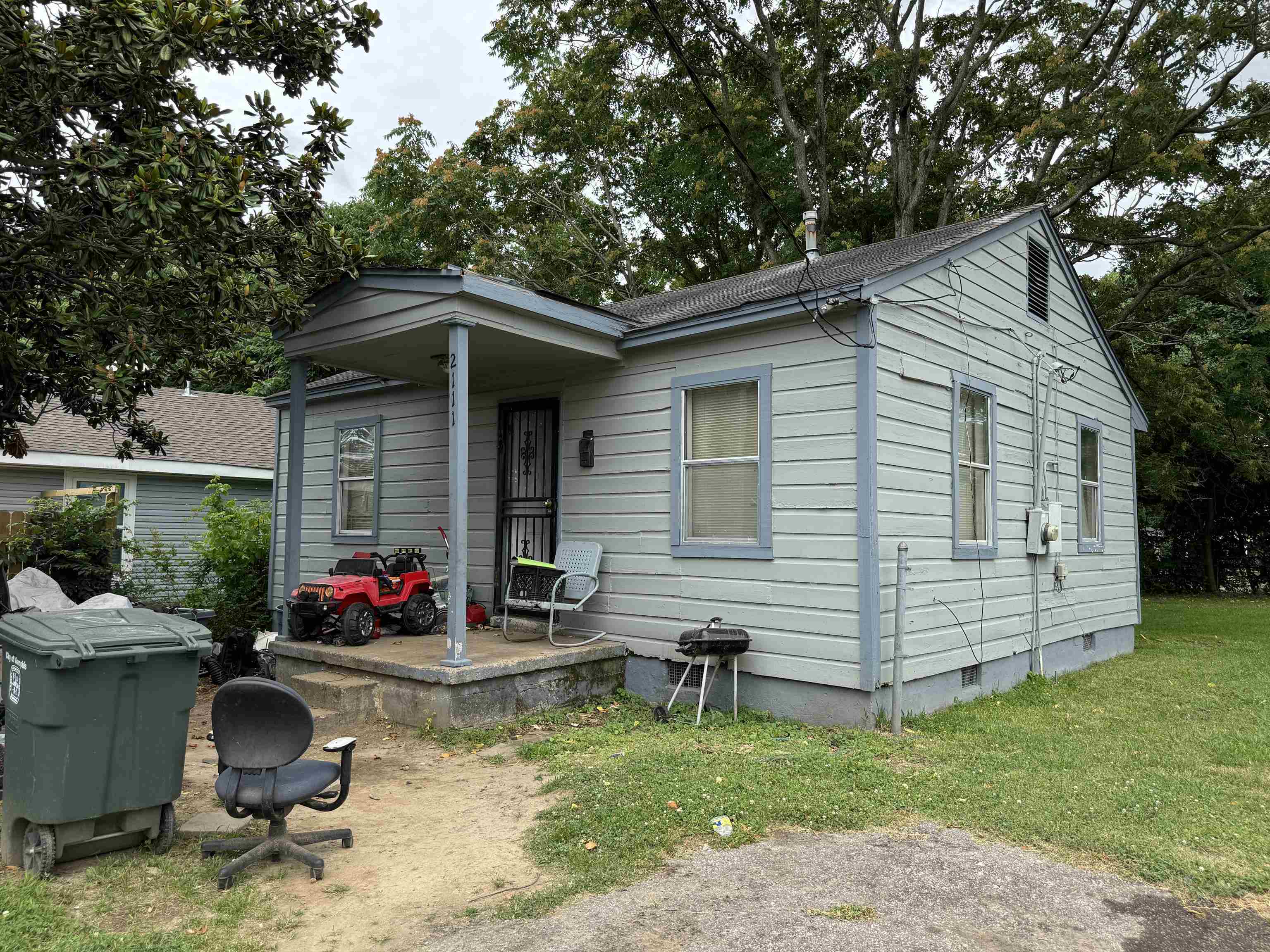 View of front facade featuring a front yard