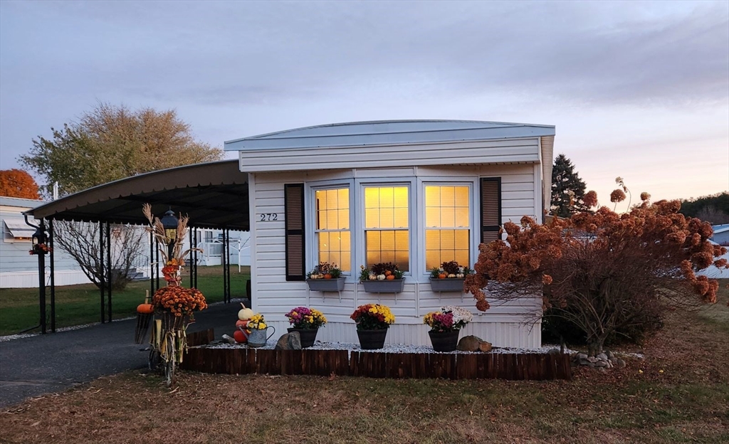 a view of outdoor space yard and porch