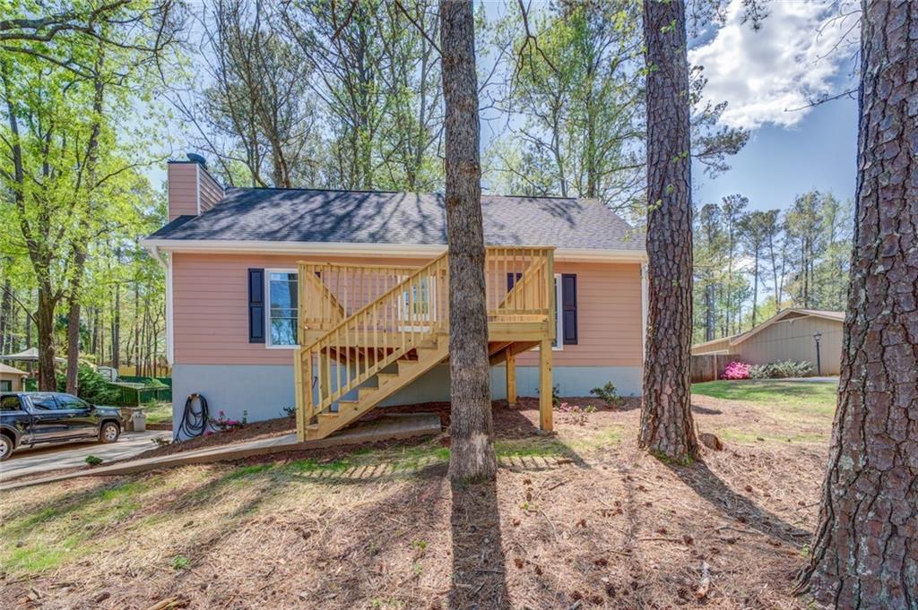 a view of a house with a yard