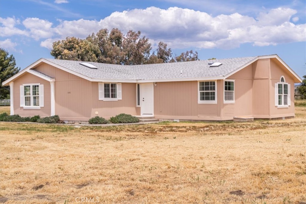 a view of a yard with a house