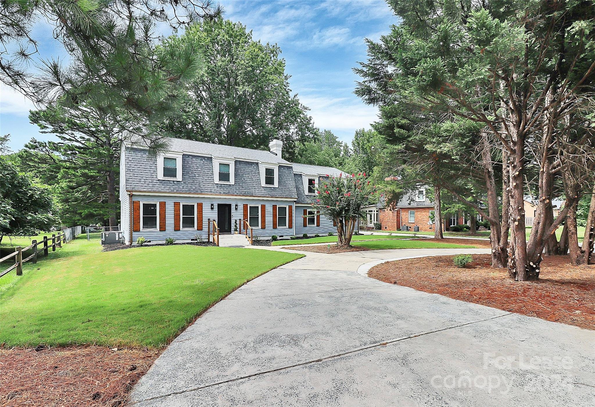 a view of a yard in front of house