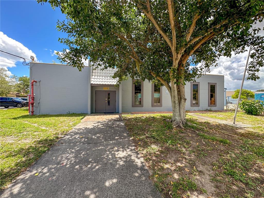 a view of a house with a yard