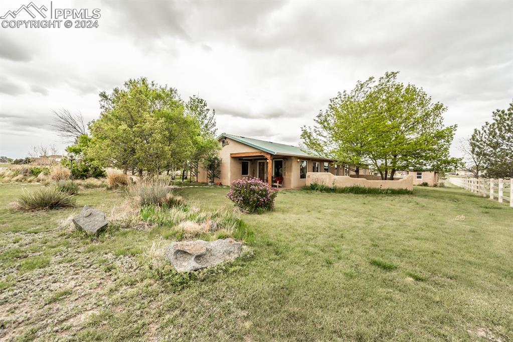 a view of a house with backyard and garden