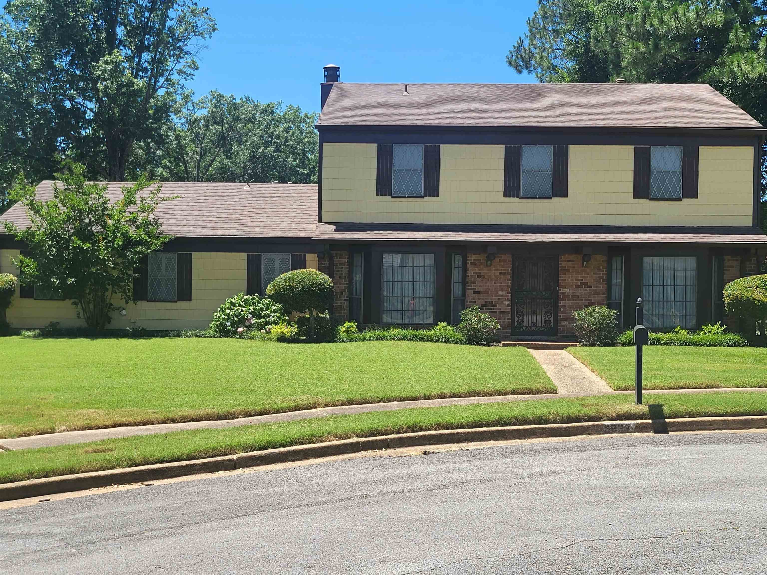 View of front property with a front lawn