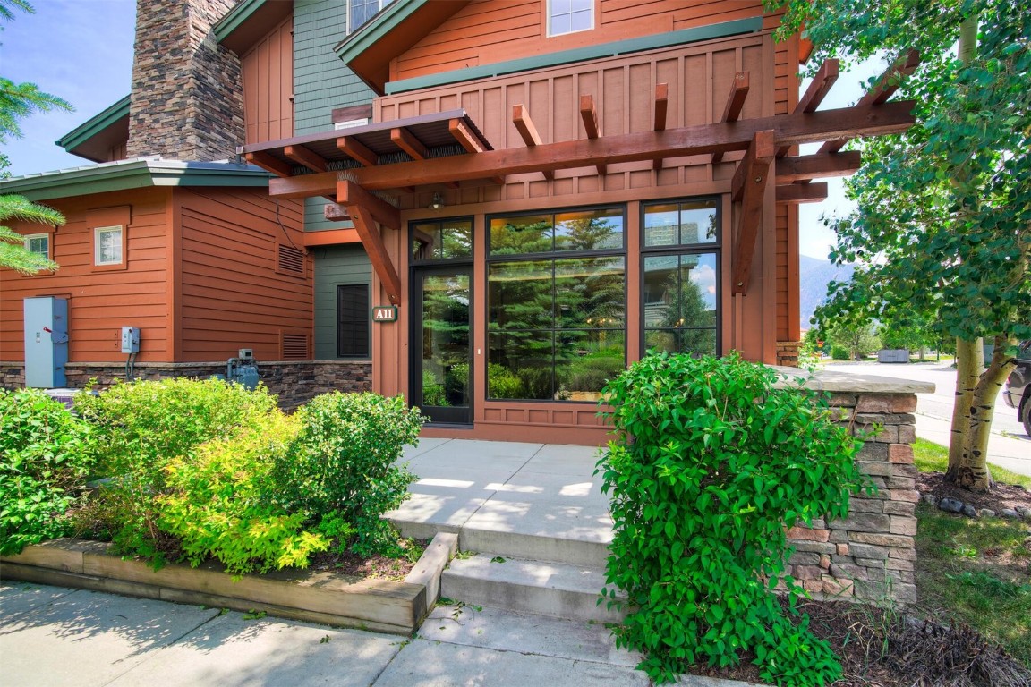 a view of a house with a yard and plants