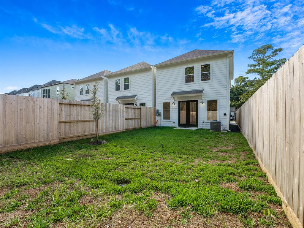 a view of a house with backyard