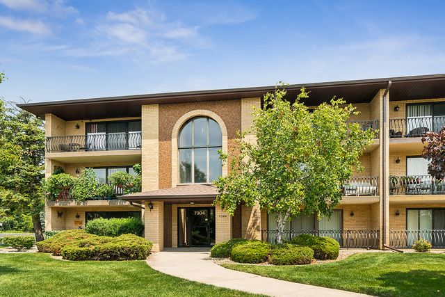 $195,000 | 7304 Evergreen Drive, Unit 2B | Orland Park