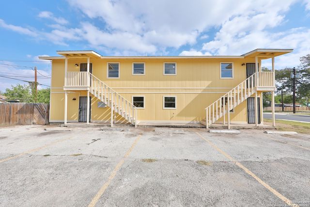 $1,100 | 503 East Southcross, Unit 1 | St. Leo's