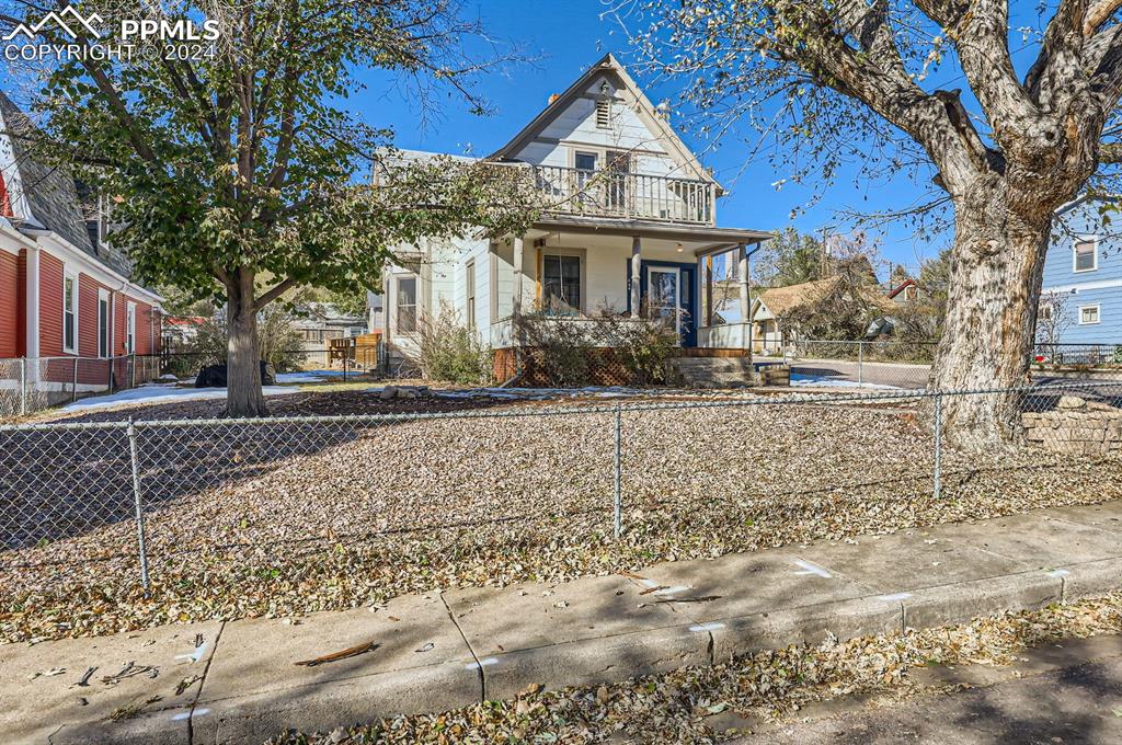 a view of a yard in front of house