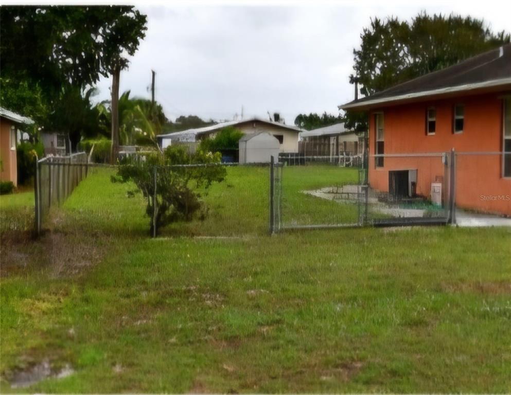 a view of a house with backyard