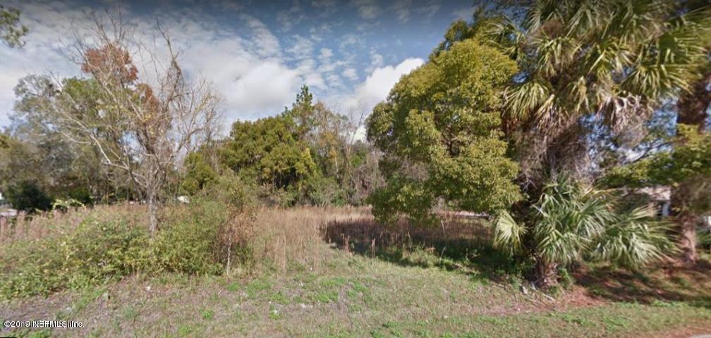 a view of a yard with a tree