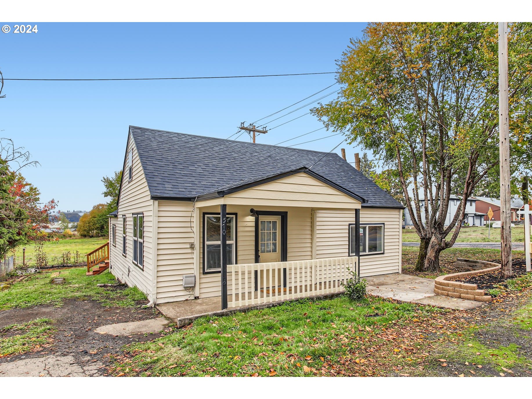 a view of a house with a yard