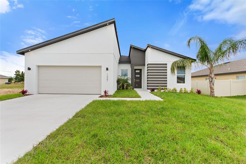 a view of a house with backyard