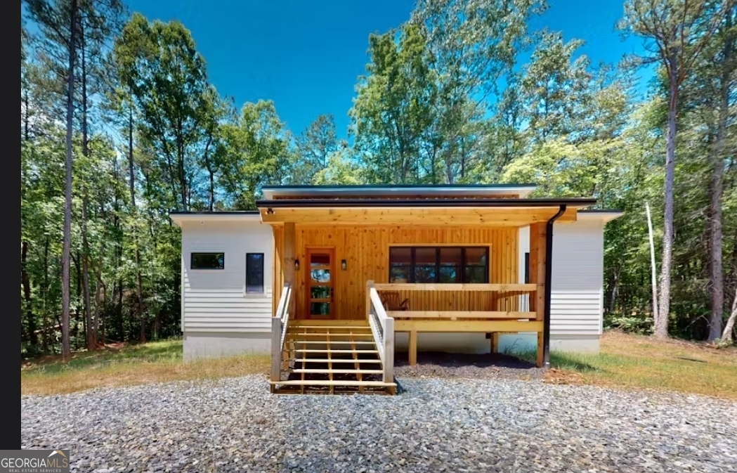 a view of a back yard of the house